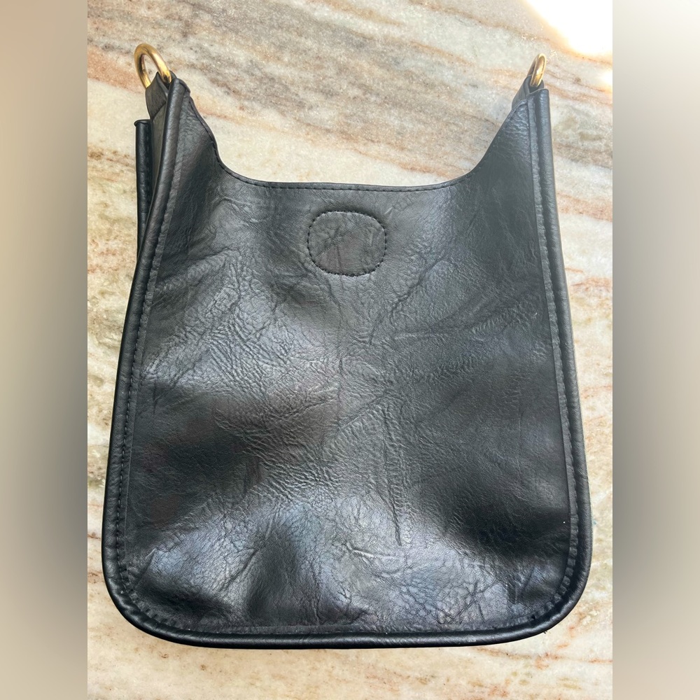 Ah*dorned bag! Great condition. STRAP SOLD SEPARATELY.